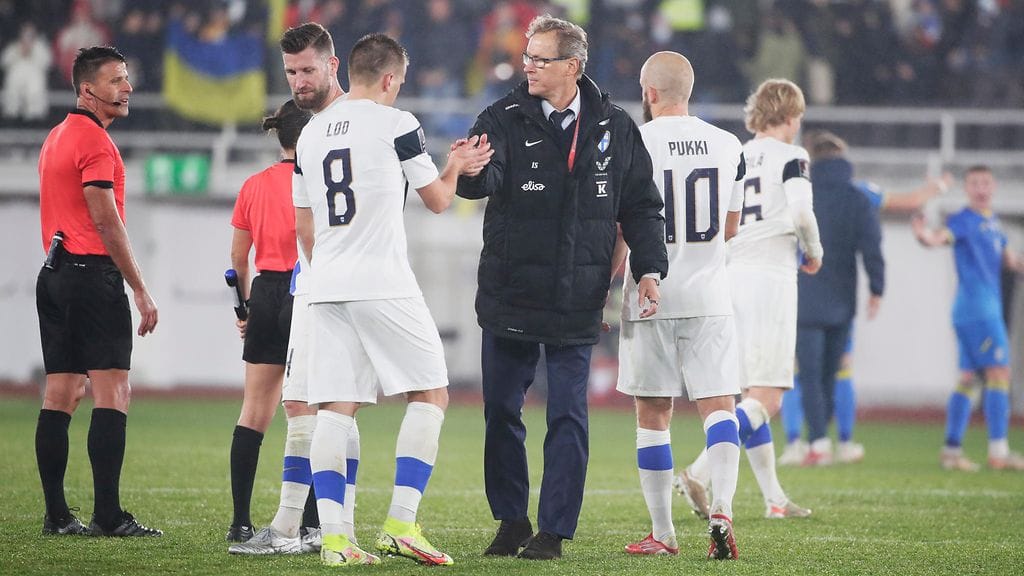 Päävalmentaja Markku Kanervan Huuhkajat yrittää pitää kiinni mahdollisuuksistaan MM-karsinnoissa.