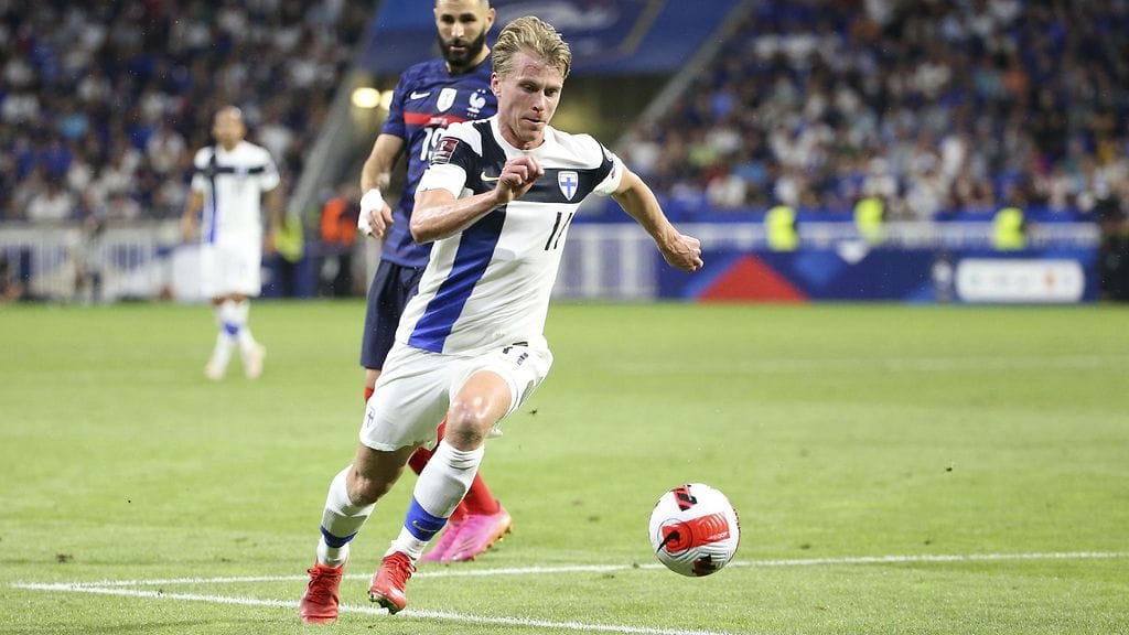 Keskikenttämies Rasmus Schüller liimaa Huuhkajien pelistä toimivan kokonaisuuden.