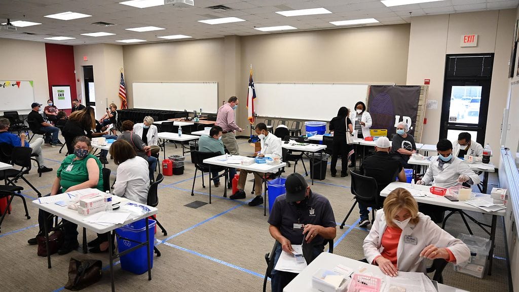 Koronarokotuksia annettiin opettajille ja koulun työntekijöille Wyliessa, Texasissa maaliskuussa 2021.