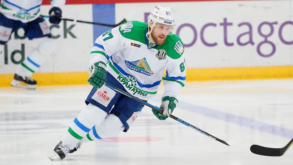 Linus Omark edusti viimeisimmäksi KHL:ssä Salavat Julajev Ufaa kaudet 2015–20.