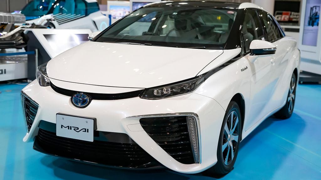Toyotan vetykäyttöinen Mira-sedan ajoi ennätyksellisen 1360 kilometrin matkan yhdellä tankkauksella. Kuvituskuva.