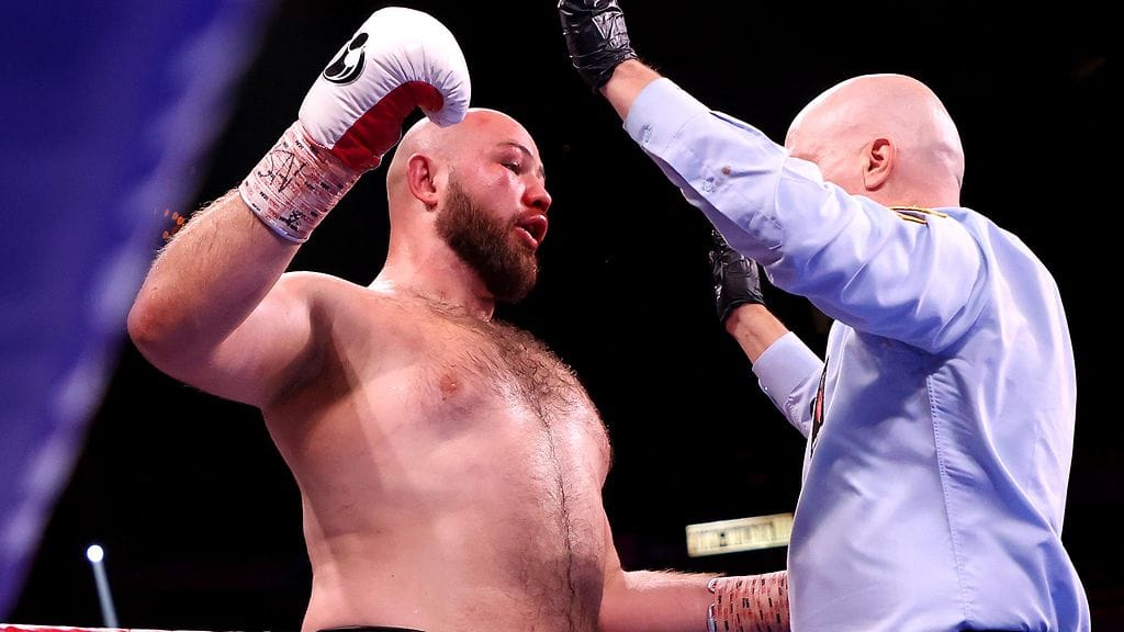 Adam Kownackin leikki loppui kuudennessa erässä, kun kehätuomari Celestino Ruiz julisti ottelun päättyneeksi Robert Heleniuksen voittoon.