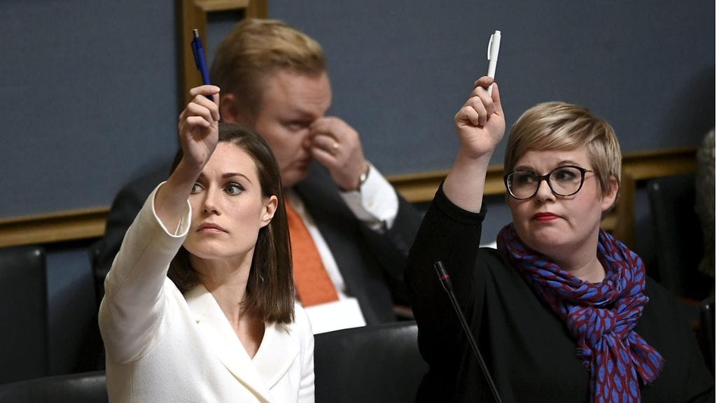 Pääministeri Sanna Marin (vas) ja valtiovarainministeri Annika Saarikko eduskunnan suullisella kyselytunnilla Helsingissä torstaina 7. lokakuuta 2021.