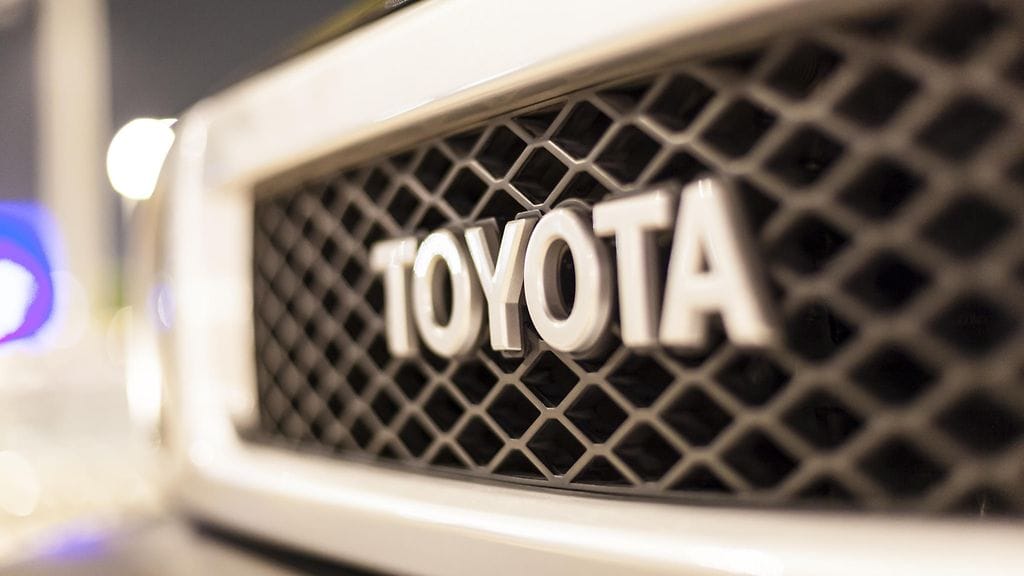 David heräsi keskellä yötä Toyota Land Cruiserinsa soivaan torveen. Kuvituskuva.