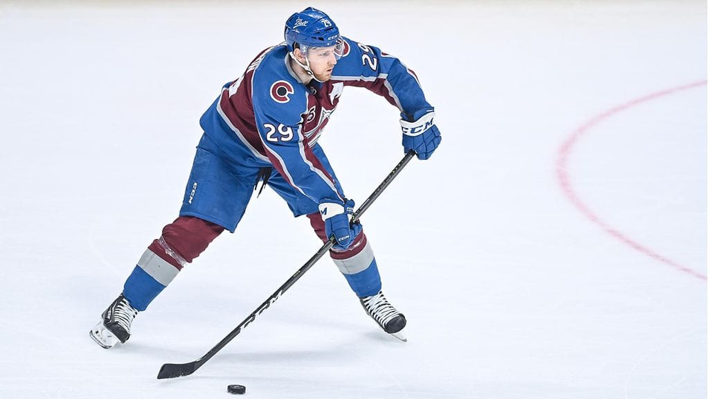 Nathan MacKinnonilla on todettu koronavirustartunta.