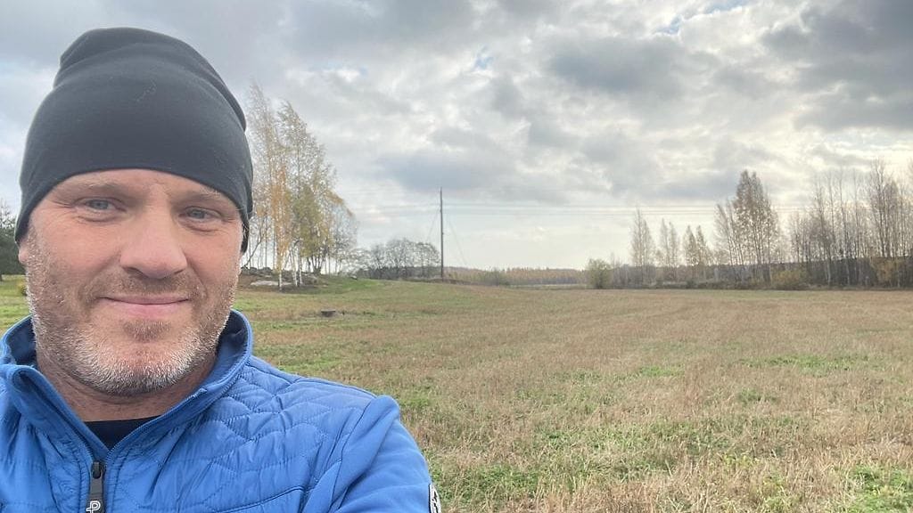 Maanviljejä Niklas Magnusson puidulla pellolla.