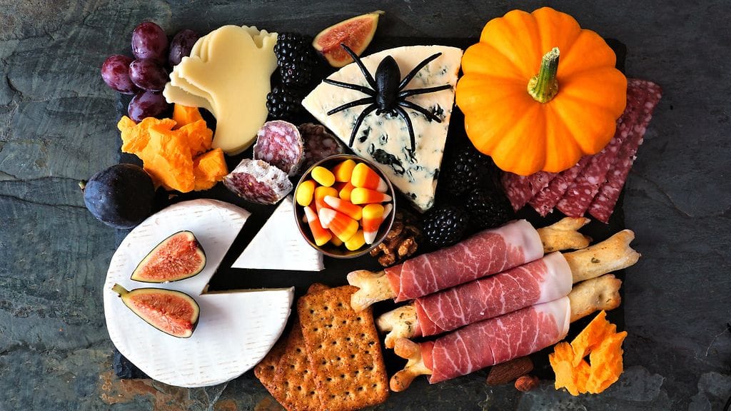 Halloween-henkisen leikkelelaudan kanssa on lupa leikitellä.