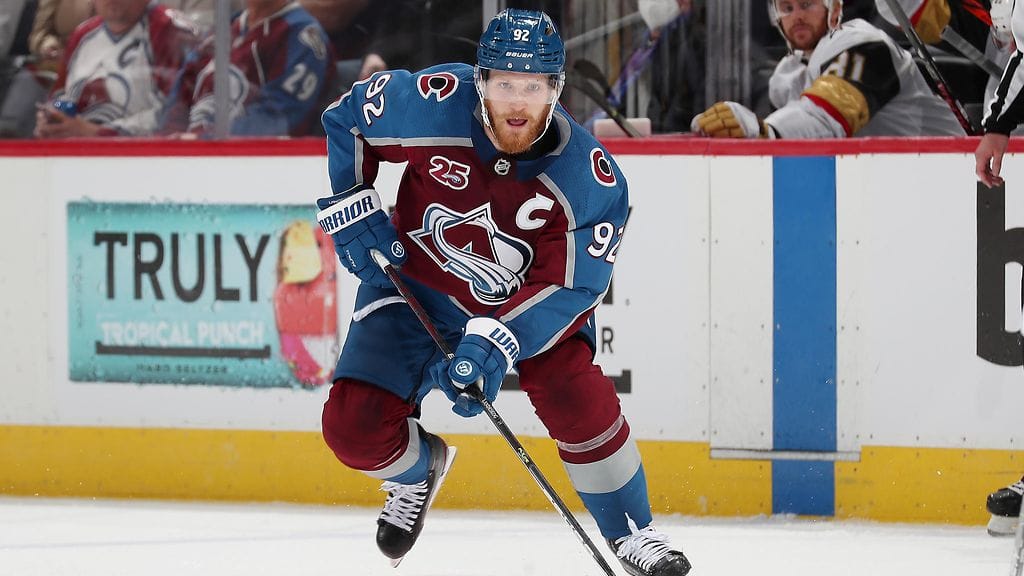 Gabriel Landeskog taklasi törkeästi Kirby Dachia. Nyt ruotsalaistähteä uhkaa pelikielto.