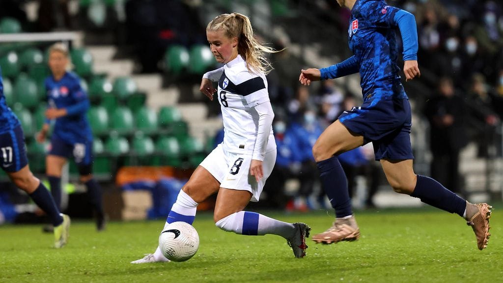 Suomen maajoukkueen Amanda Rantanen piti palloa MM-karsintaottelussa Slovakiaa vastaan.