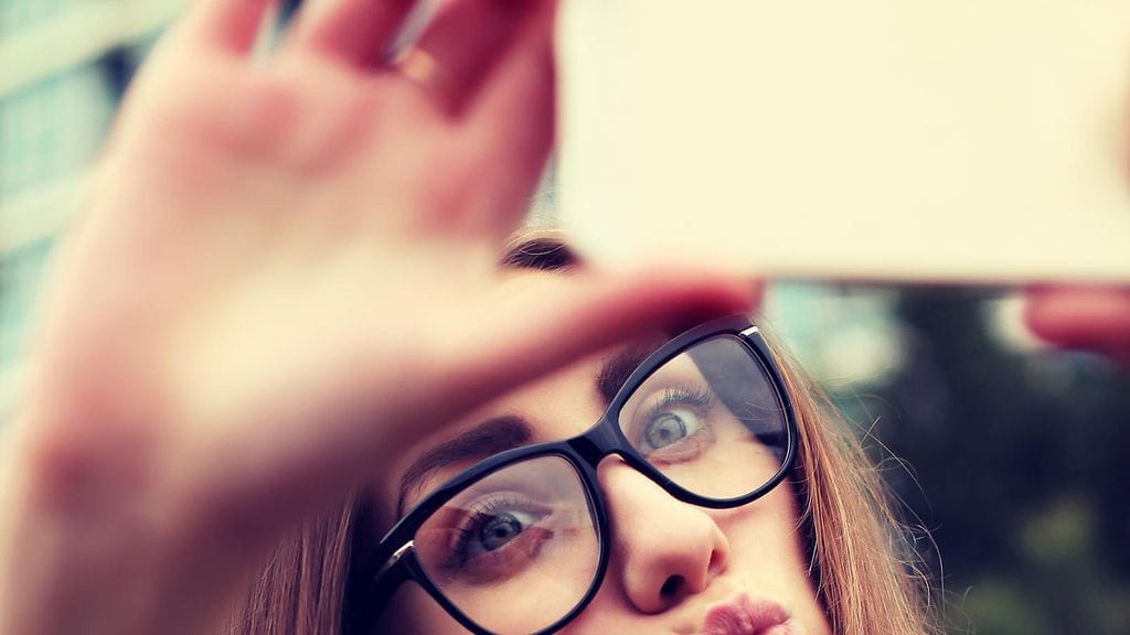 Moni filtteröi selfiensä jopa tunnistamattomiksi. Kuvituskuva.
