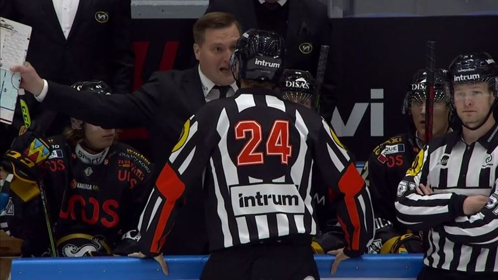 Kärppien päävalmentaja Lauri Mikkola antoi Jari Leppäalholle kiivasta palautetta.