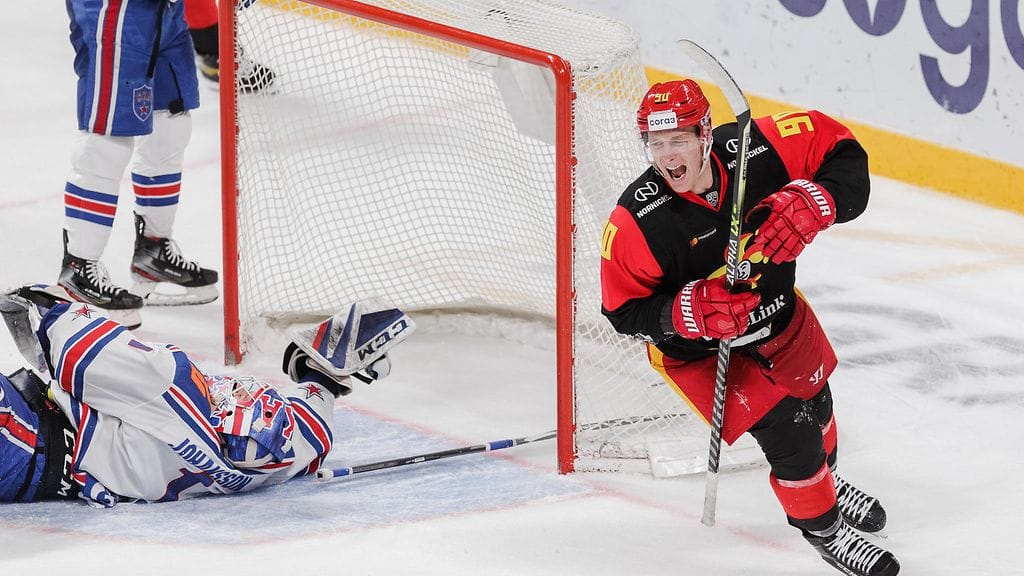 Jokerien David Sklenicka iski joukkueensa voittomaalin jatkoajalla Pietarin SKA:ta vastaan.