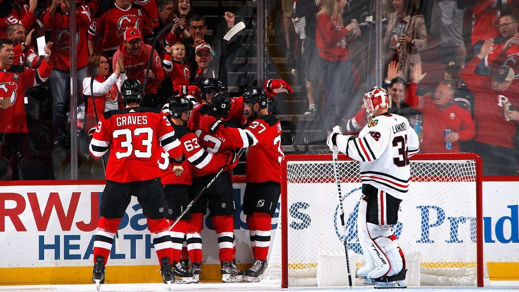 Chicagon Kevin Lankinen joutui katselemaan vierestä New Jerseyn juhlia.