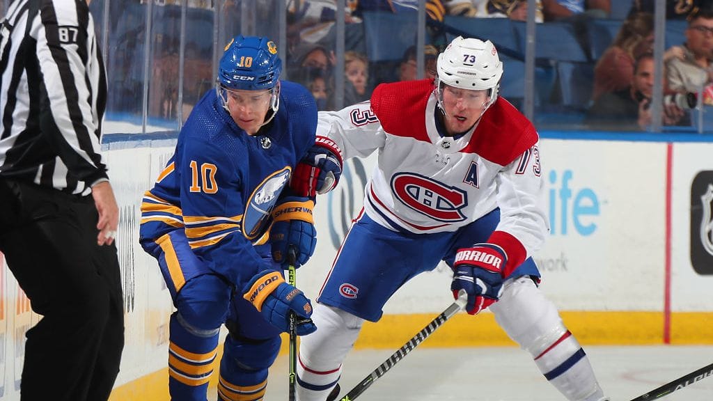 Buffalon Henri Jokiharju (vas.) loukkasi itseään heti kauden avausottelussa.