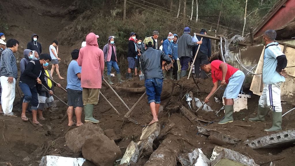 Balilla käydään läpi maanjäristyksen aiheuttamia tuhoja.
