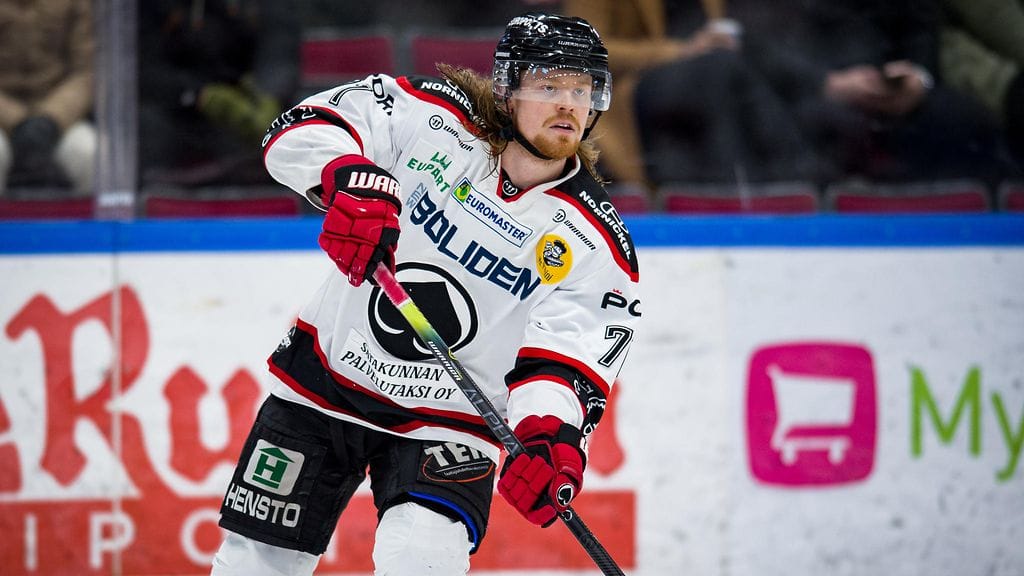 Saku Salmela nähtiin SM-liigassa viimeksi Ässien paidassa.