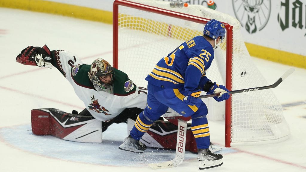 Buffalo Sabresin Arttu Ruotsalainen teki ratkaisevan osuman voittolaukauskilpailussa Arizona Coyotesia vastaan.