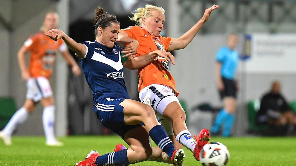 Kristianstadin Eveliina Summanen iski puolesta kentästä pallon maaliin Djurgårdenia vastaan.