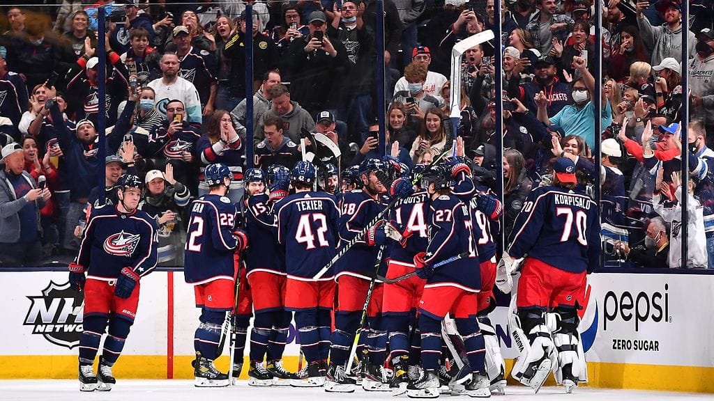 Kannattajat ovat palanneet katsomoon Columbuksessa, ja Patrik Laine tarjoilee heille herkkua.