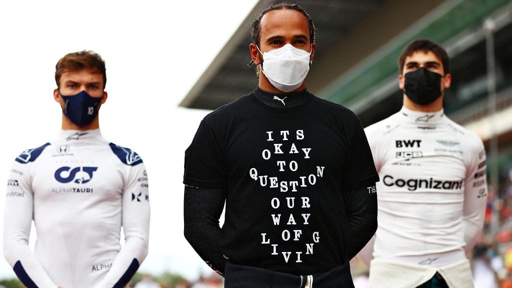 "On ok kyseenalaistaa elämäntapamme." Näin luki Lewis Hamiltonin paidassa toukokuussa ajetun Espanjan GP:n startin alla.