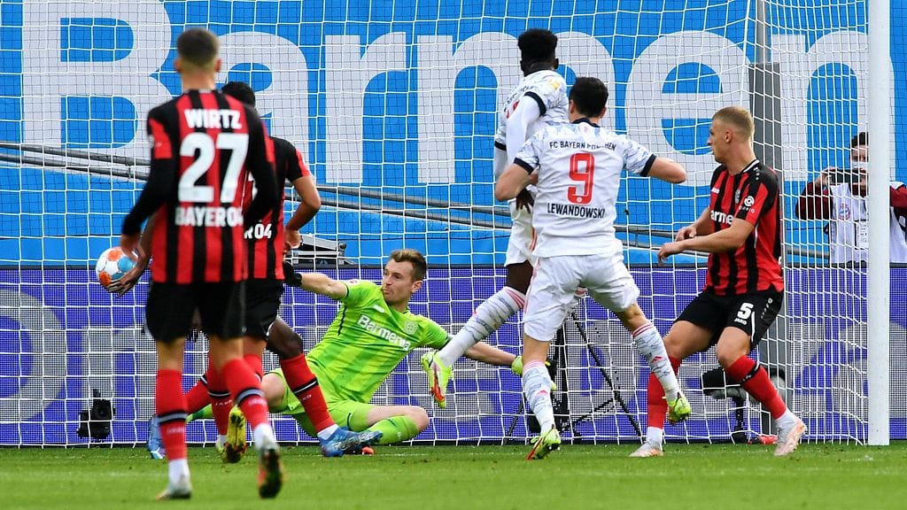 Leverkusenin Lukas Hradeckyn selän taakse tehtiin viisi maalia ensimmäisen puoliajan aikana.