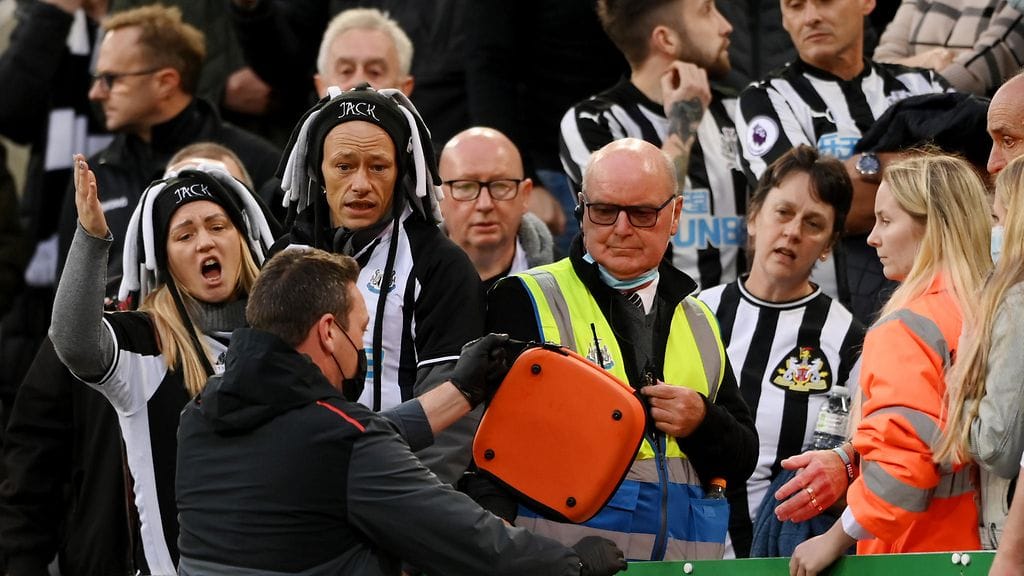 Newcastlen ja Tottenhamin ottelu keskeytyi katsojan sairaskohtauksen vuoksi.