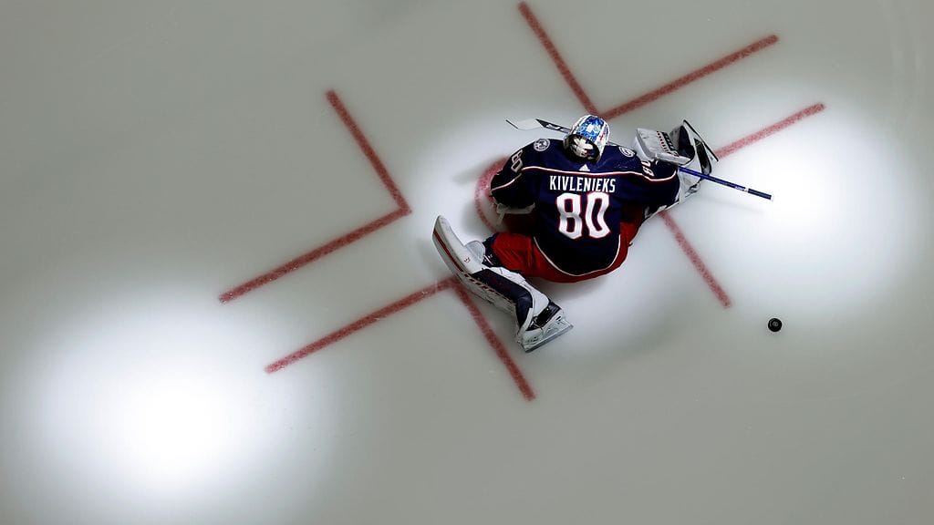 Columbus Blue Jacketsin Elvis Merzlikins teki kunniaa menehtyneelle Matiss Kivlenieksille.