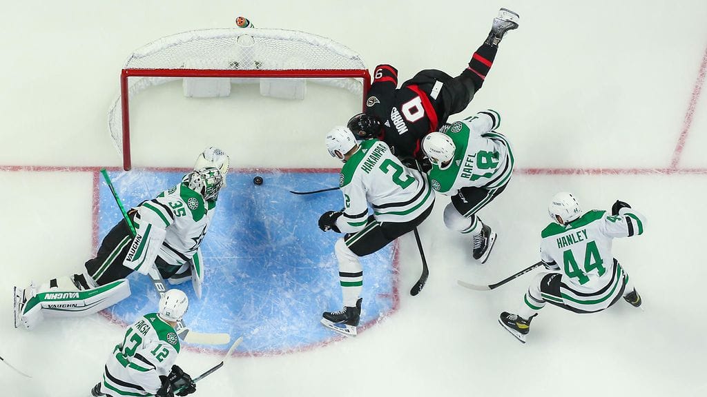 Jani Hakanpää (kesk.) osoitti väkevää puolustuspelaamista Ottawaa vastaan.