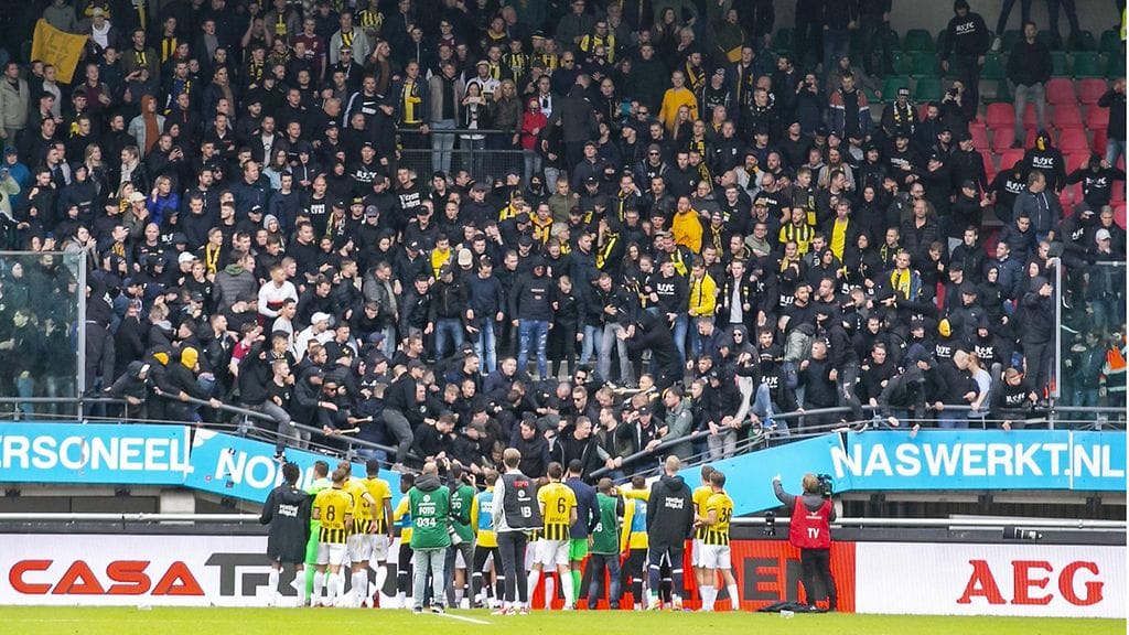 Nijmegenin stadionin katsomo romahti NEC:n ja Vitessen ottelun jälkeen.