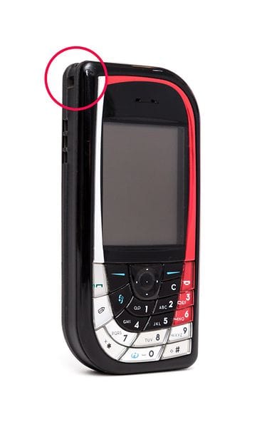 Esimerkiksi Nokia 7610:ssa oli reikä, johon saattoi pujottaa esimerkiksi rannenauhan.