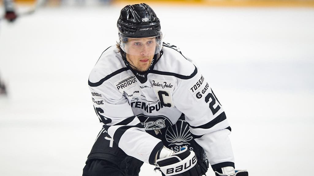 Lauri Korpikoski esiintyi TPS:n kapteenina vielä viime syksyn otteluissa.