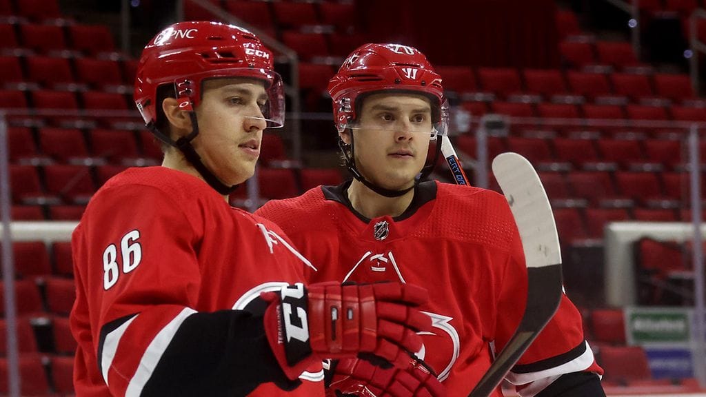 Kuvassa olevat Teuvo Teräväinen (vas) ja Sebastian Aho ovat tuttuja ketjukavereita, mutta nyt harjoituksissa rinnalla oli kolmaskin suomalainen: Jesperi Kotkaniemi.