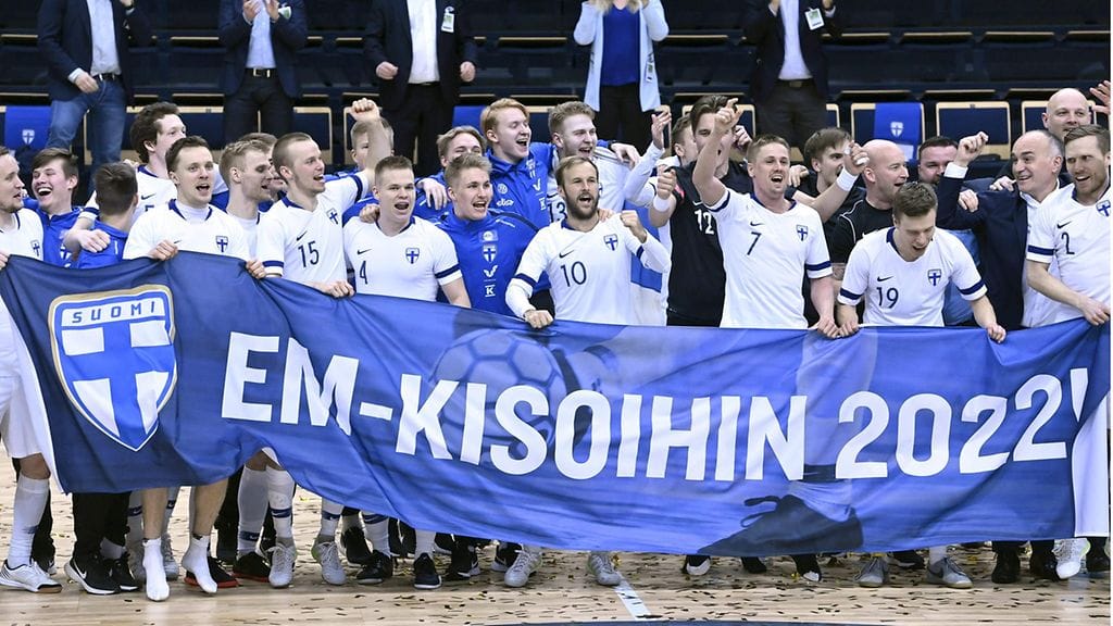 Suomen joukkue juhlii huhtikuussa Vantaalla Belgia-voitolla varmistunutta paikkaa futsalin EM-kisoissa.