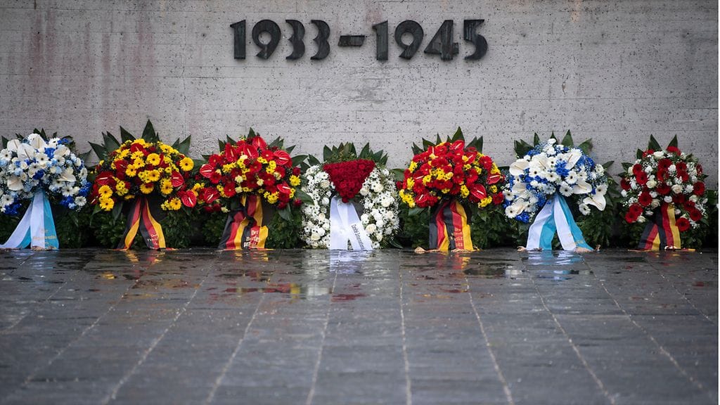 Suomalaiset turistit törttöilivät Saksassa Dachaun keskitysleirillä vieraillessa. Kuvituskuva.