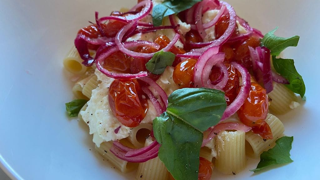 Tomaatti-fetapasta marinoidulla punasipulilla_lähikuva
