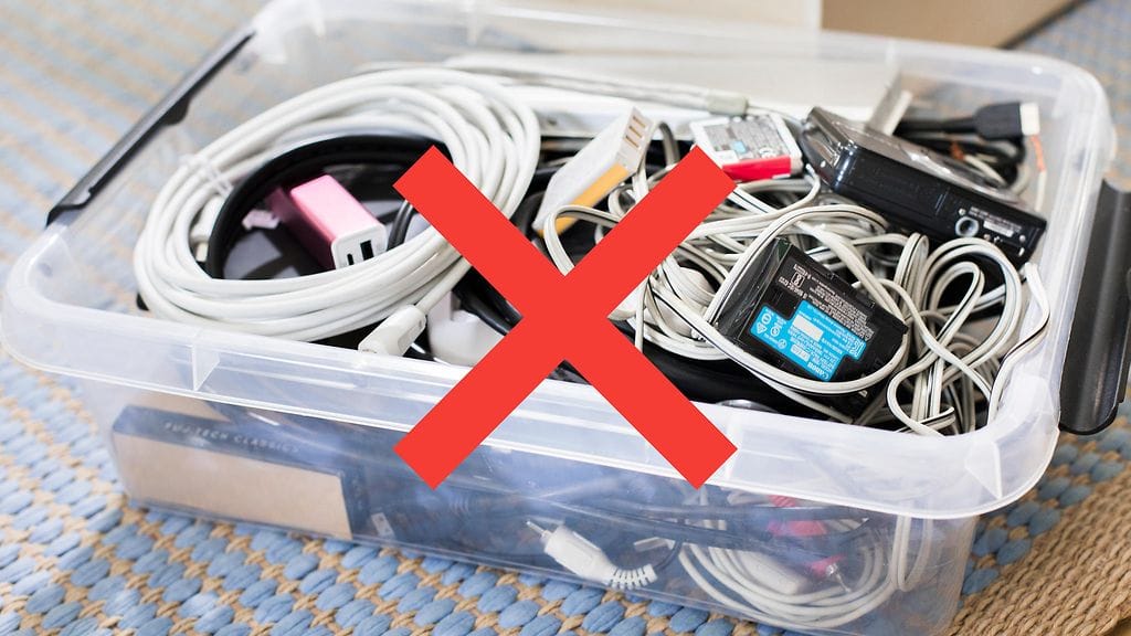 Ei näin! Irralliset akut ja paristot eivät kuulu sähkö- ja elektroniikkalaitteiden keräykseen.