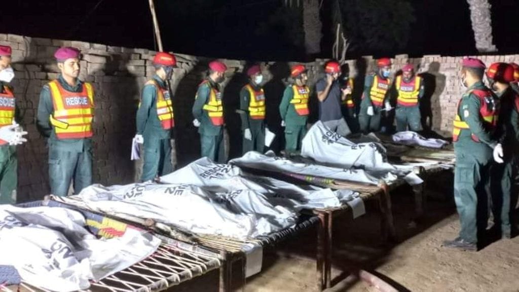 Pelastustyöntekijät keräsivät tuhopoltossa kuolleen perheen ruumiit yhteen tutkintaa varten.