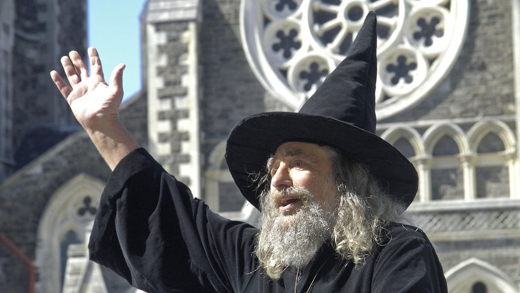 Ian Brackenbury Channell on toiminut Uuden-Seelannin virallisena velhona 23 vuotta.