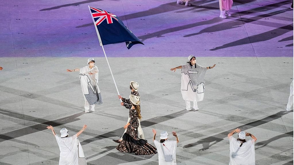 Cook-saarien urheilijoiden kotimatka kesti yli kaksi kuukautta. Kuva Tokion olympialaisten avajaisista.