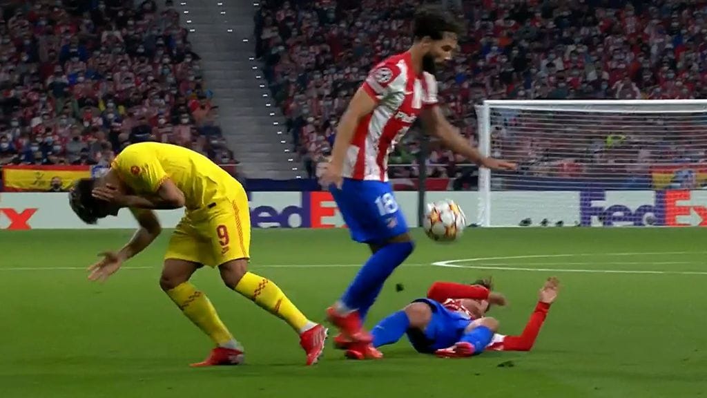 Atletico Madridin Antoine Griezmann potkaisi Liverpoolin Roberto Firminoa holtittomasti päähän.