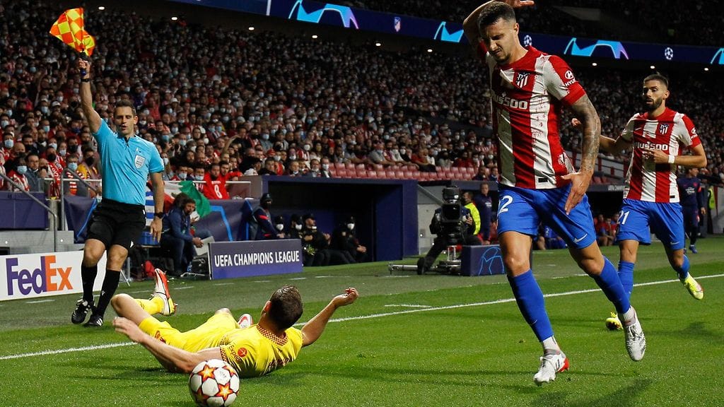 Atletico Madridin Mario Hermoso hölmöili Liverpoolille rangaistuspotkun. Mohamed Salah iski siitä vieraille 3–2-voittomaalin.