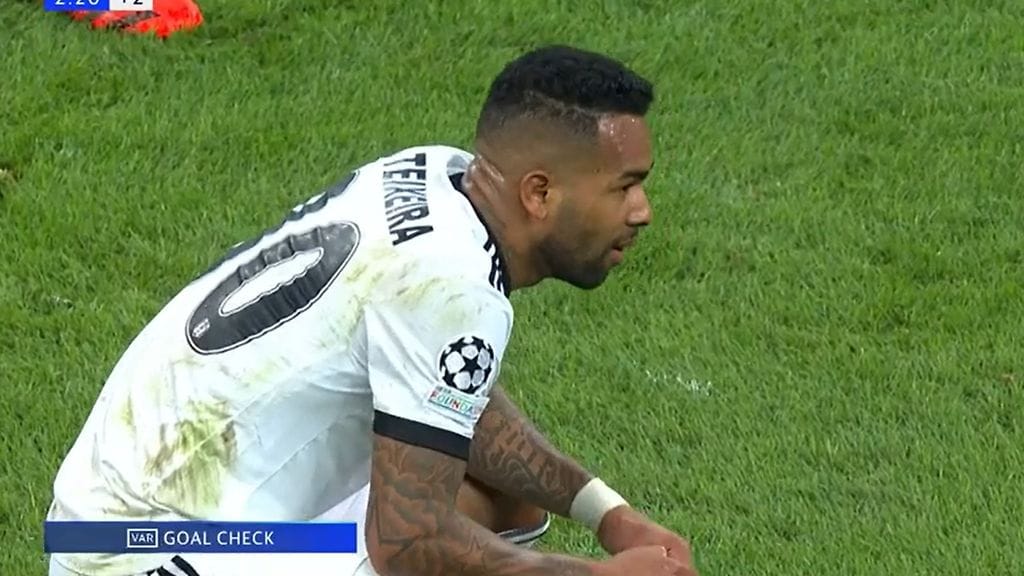 Alex Teixeira jännitti VAR-tarkistuksen tulosta. Lopulta hänen maalinsa hylättiin paitsiona.