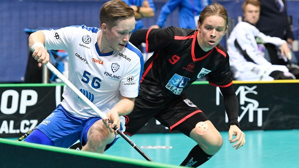 Krister Savonen (vas.) Suomen maajoukkuepaidassa MM-kisoissa joulukuussa 2018.