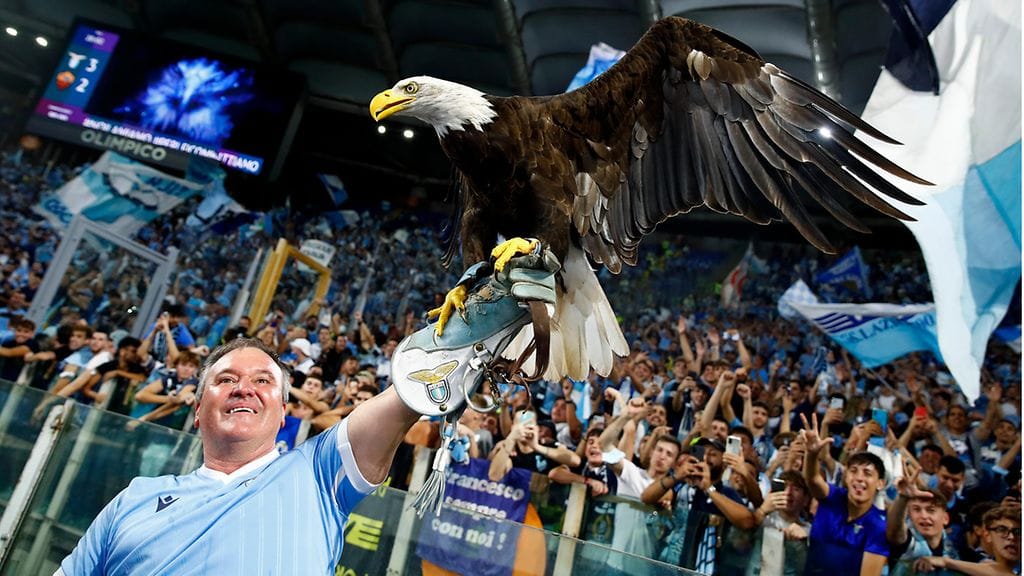 Juan Bernabe pitelemässä maskottikotka-Olimpiaa.