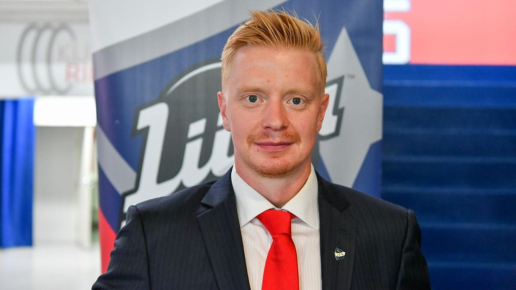 Lennart Petrell antaa pyyhkeitä TPS:lle.