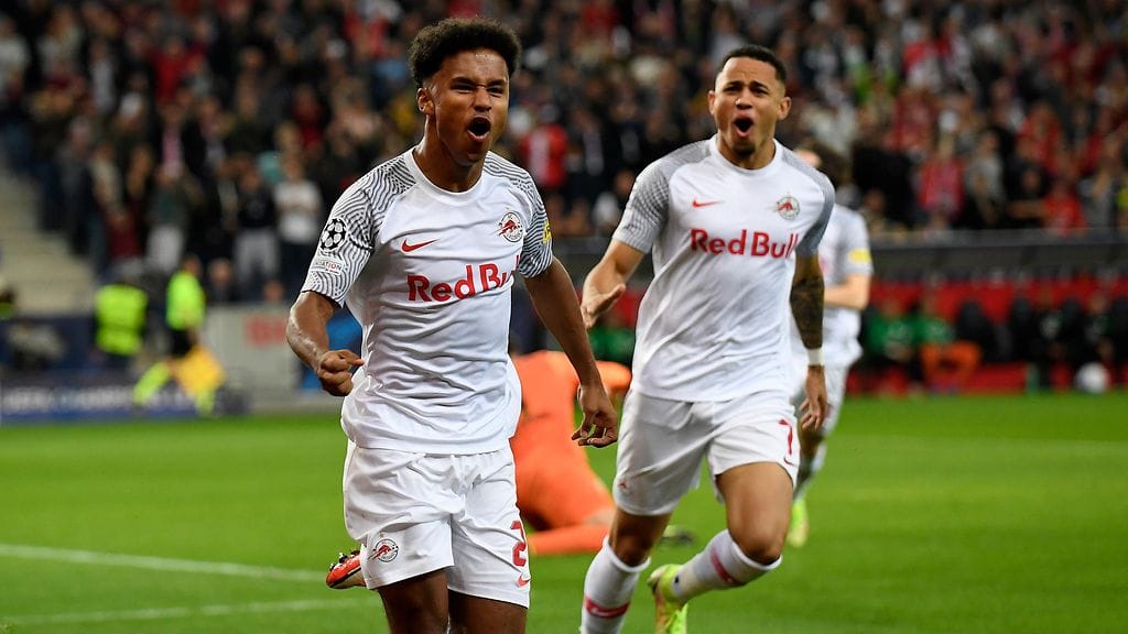 Karim Adeyemi vei RB Salzburgin nopeasti johtoon Wolfsburgia vastaan.