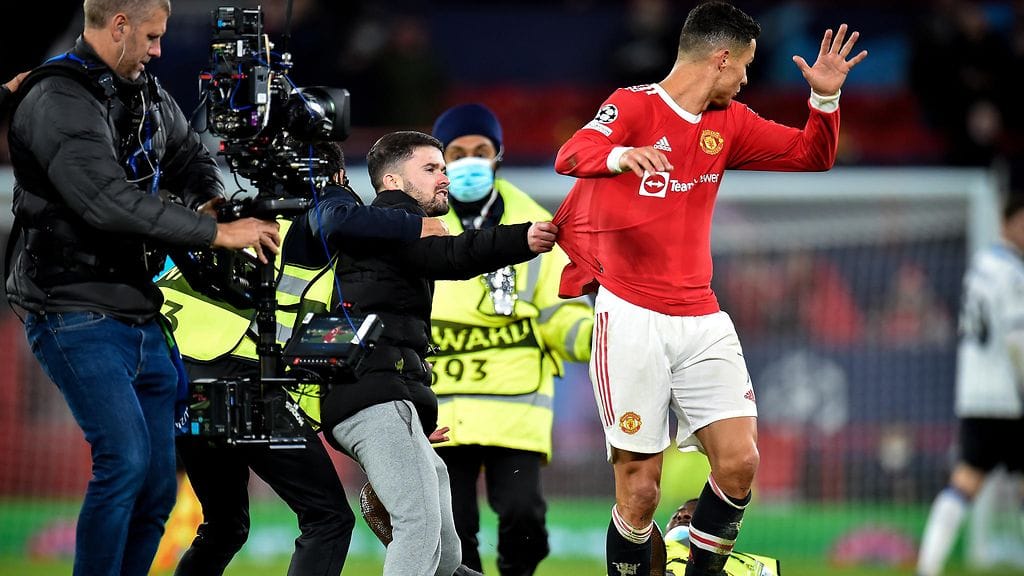 Katsoja tarrasi kiinni Cristiano Ronaldon paitaan.