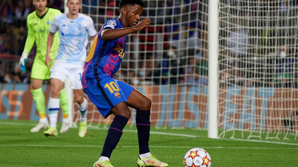 Barcelonan Ansu Fati kikkaili Kiovan Dynamoa vastaan.