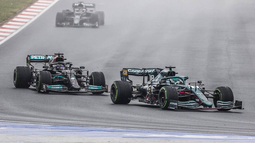 Aston Martinin F1-autoa on ollut vaikea erottaa Mercedeksestä varsinkin pilvisessä säässä.