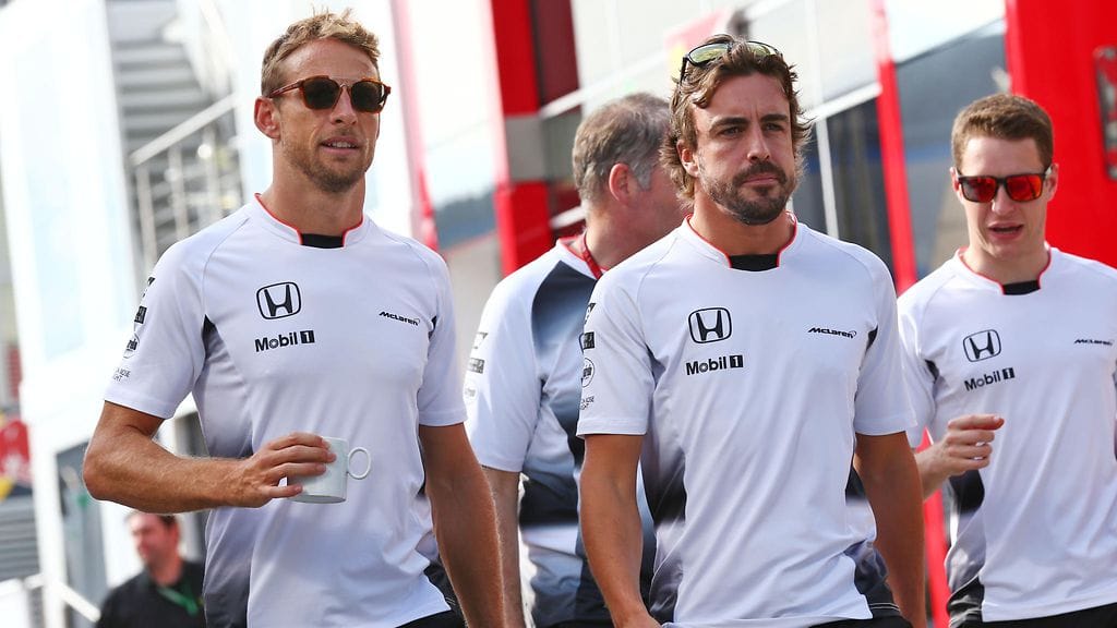 Jenson Button (vas.) ja Fernando Alonso ajoivat McLarenilla tallikavereina vuodet 2015 ja 2016.
